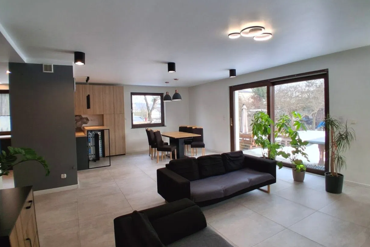 Nowoczesny, przestronny dom w spokojnej okolicy