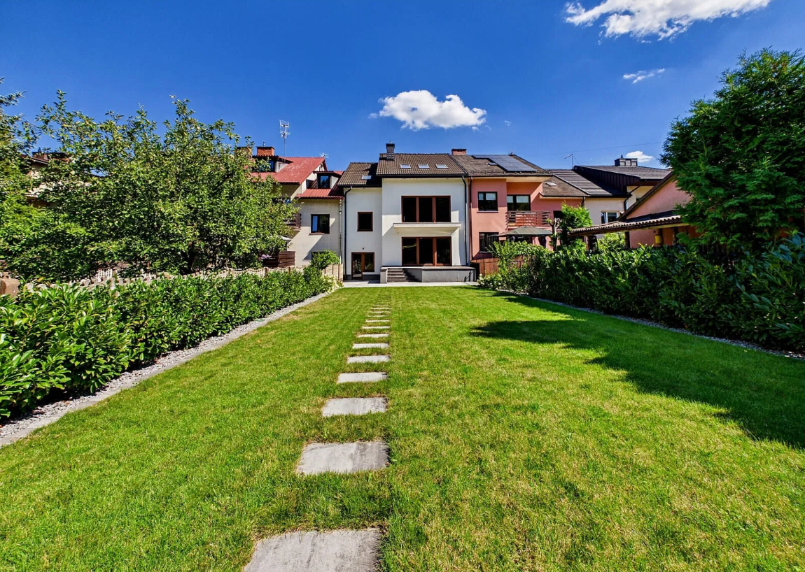 Rodzinny dom 265 m² z ogrodem i strefą Wellness