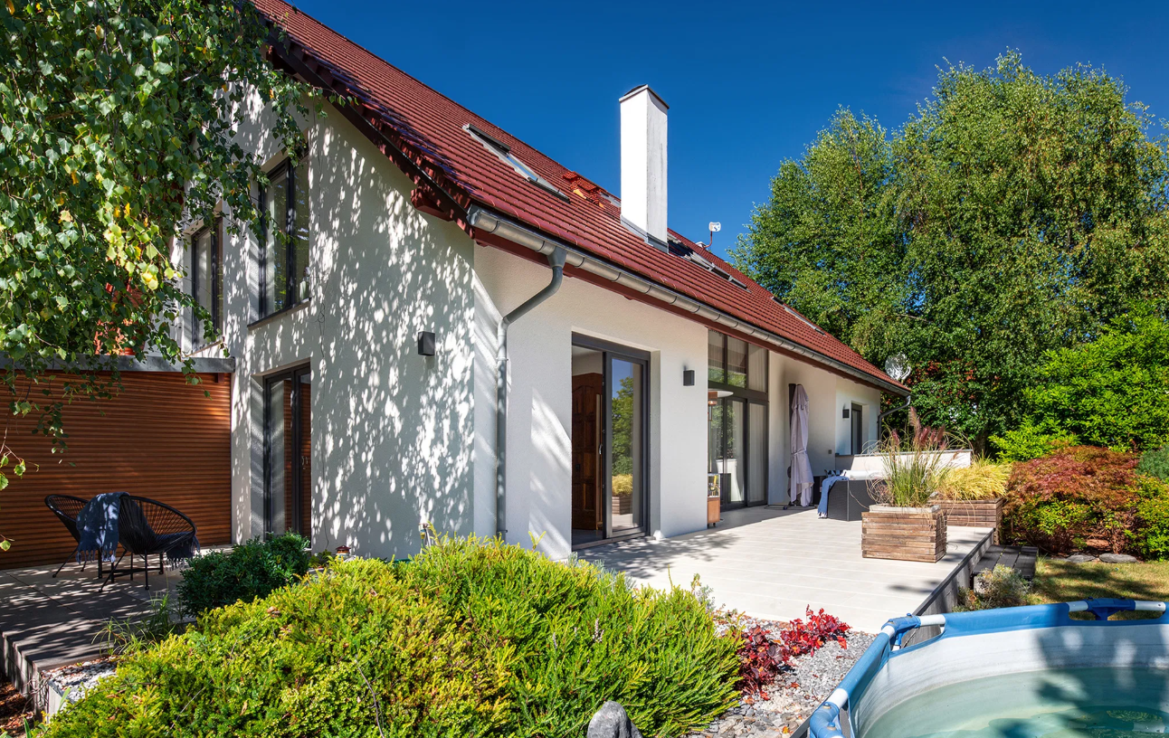 Dom z czerwonym dachem| Ponadczasowy Design